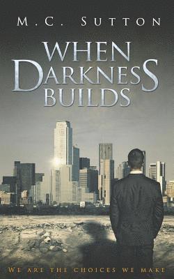 M. C. Sutton - When Darkness Builds, Häftad