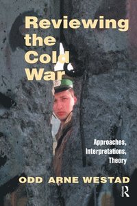 bokomslag Reviewing the Cold War