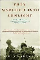David Maraniss - They Marched Into Sunlight: War and Peace Vietnam and America October 1967, Häftad