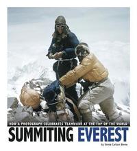bokomslag Summiting Everest: How a Photograph Celebrates Teamwork at the Top of the World
