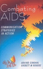 Arvind M. Singhal, Everett M. Rogers - Combating AIDS, Häftad