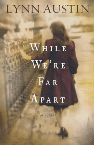 Lynn Austin - While We`re Far Apart, Häftad