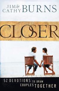 bokomslag Closer  52 Devotions to Draw Couples Together