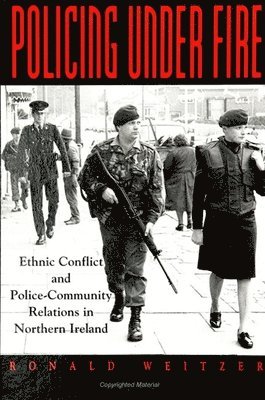Ronald Weitzer - Policing Under Fire, Häftad