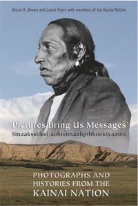 bokomslag Pictures Bring Us Messages / Sinaakssiiksi Aohtsimaahpihkookiyaawa
