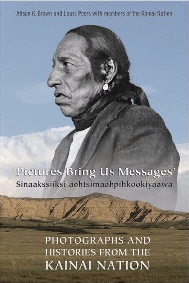 Alison Brown, Laura Peers - Pictures Bring Us Messages / Sinaakssiiksi Aohtsimaahpihkookiyaawa, Häftad