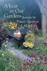 bokomslag A Year in Our Gardens: Letters by Nancy Goodwin and Allen Lacy