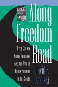 bokomslag Along Freedom Road: Hyde County, North Carolina, and the Fate of Black Schools in the South
