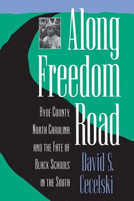 bokomslag Along Freedom Road: Hyde County, North Carolina, and the Fate of Black Schools in the South