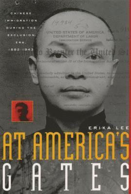 bokomslag At America's Gates: Chinese Immigration During the Exclusion Era, 1882-1943