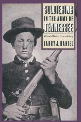 Larry J. Daniel - Soldiering in the Army of Tennessee, Häftad