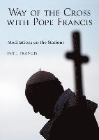bokomslag The Way of the Cross with Pope Francis: Meditations on the Stations
