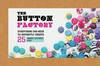 bokomslag The Button Factory: Everything You Need to Instantly Create 25 Fabric-Covered Pins!
