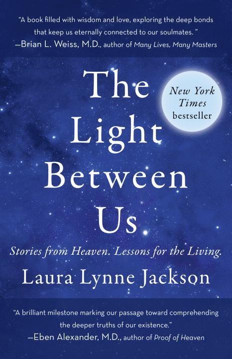 Laura Lynne Jackson - The Light Between Us: Stories from Heaven. Lessons for the Living., Häftad
