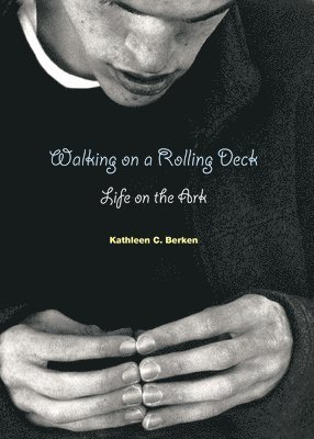 Kathleen Berken - Walking on a Rolling Deck: Life on the Ark, Häftad