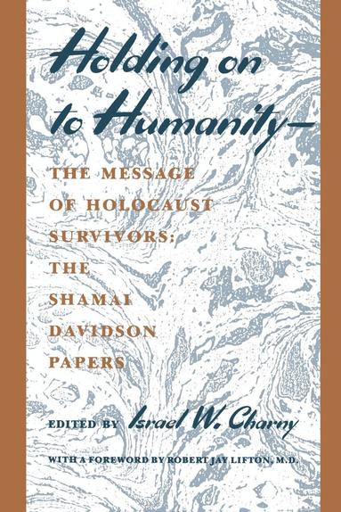 bokomslag Holding on to Humanity--the Message of Holocaust Survivors