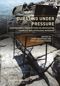 bokomslag Curating Under Pressure: International Perspectives on Negotiating Conflict and Upholding Integrity