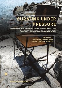 bokomslag Curating Under Pressure: International Perspectives on Negotiating Conflict and Upholding Integrity