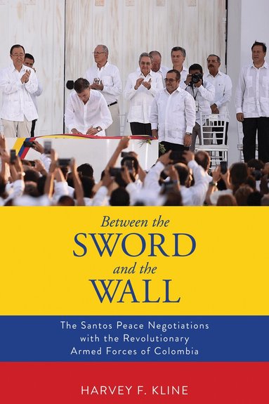 Harvey F. Kline - Between the Sword and the Wall, Häftad