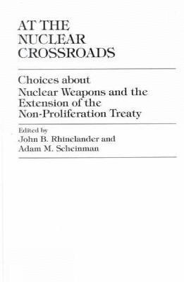 John B. Rhinelander, Adam M. Scheinman - At the Nuclear Crossroads: Choices about Nuclear Weapons and Extension of the Non-Proliferation Treaty, Häftad