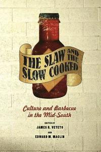 bokomslag The Slaw and the Slow Cooked: Culture and Barbecue in the Mid-South