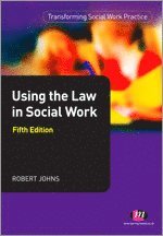 Robert Johns - Using the Law in Social Work, Häftad