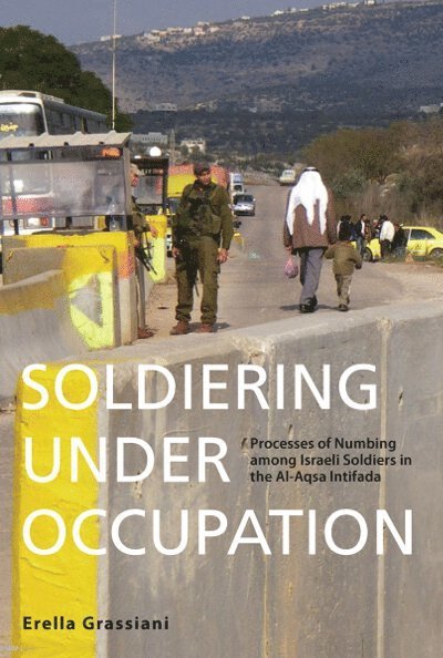 Erella Grassiani - Soldiering Under Occupation, Inbunden