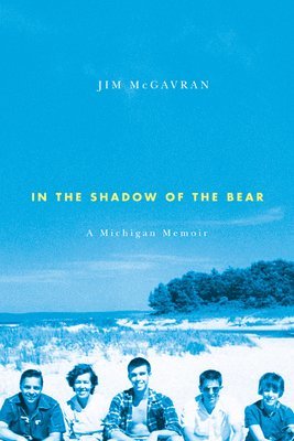 bokomslag In the Shadow of the Bear: A Michigan Memoir