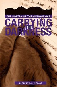 bokomslag Carrying the Darkness: the Poetry of the Vietnam War