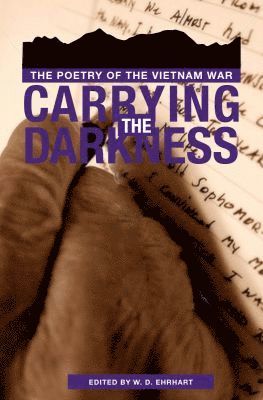 bokomslag Carrying the Darkness: the Poetry of the Vietnam War