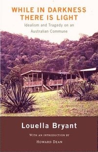 bokomslag While in Darkness There Is Light: Idealism and Tragedy on an Australian Commune