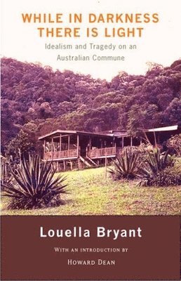 bokomslag While in Darkness There Is Light: Idealism and Tragedy on an Australian Commune