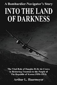 Arthur L. Haarmeyer - Into the Land of Darkness: A Bombardier-Navigator's Story, Häftad