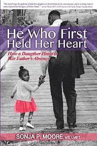 bokomslag He Who First Held Her Heart: How a Daughter Heals in Her Father's Absence