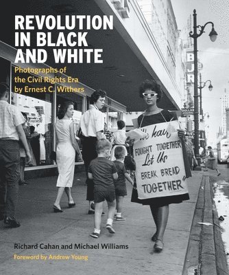 Richard Cahan - Revolution in Black and White: Photographs of the Civil Rights Era by Ernest Withers, Inbunden