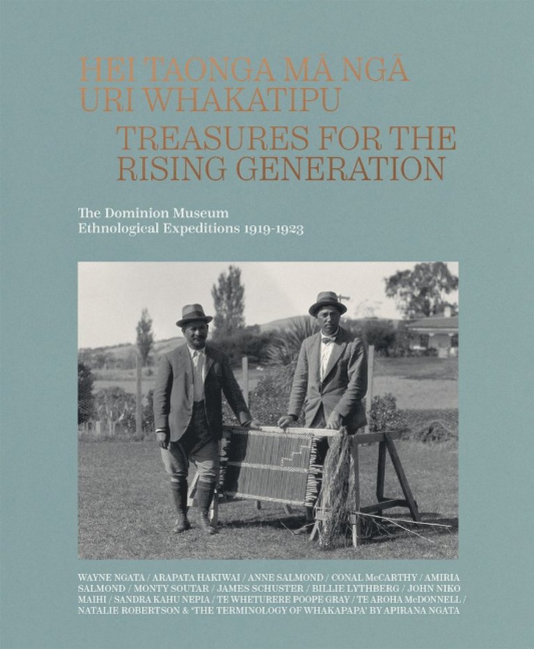 Wayne Ngata, Anne Salmond, Conal McCarthy, Amiria Salmond, Monty Soutar, Billie Lythberg, James Schuster, Te Aroha McDonnell, Arapata Hakiwai, Natalie Robertson, Sandra Kahu Nepia, John Niko Maihi, Te Wheturere Poope Gray, Conal Mccarthy - Hei Taonga Ma Nga Uri Whakatipu, Inbunden