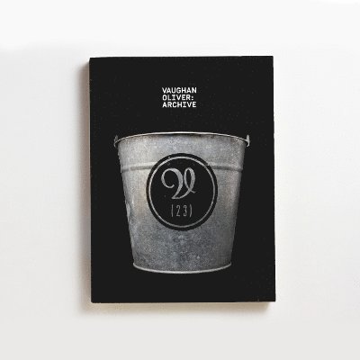 Tony Brook, Adrian Shaughnessy - Vaughan Oliver: Archive, Inbunden