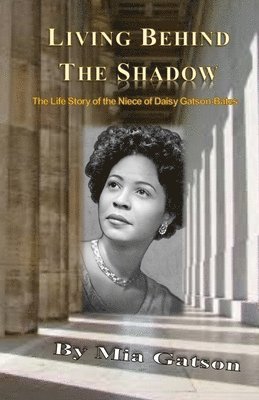 Mia Gatson - Living Behind the Shadow: The Life Story of the Niece of Daisy Gatson-Bates, Häftad