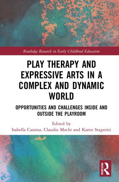 Isabella Cassina, Claudio Mochi, Karen Stagnitti - Play Therapy and Expressive Arts in a Complex and Dynamic World, Inbunden