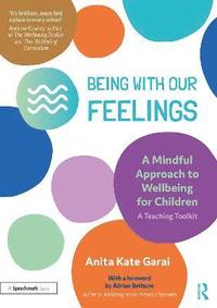 bokomslag Being With Our Feelings - A Mindful Approach to Wellbeing for Children: A Teaching Toolkit