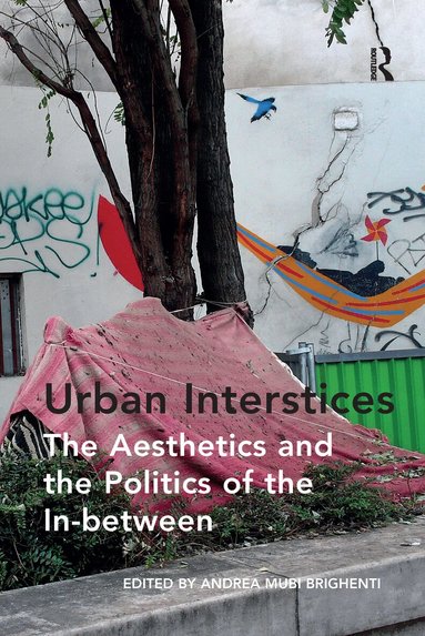 Andrea Mubi Brighenti - Urban Interstices: The Aesthetics and the Politics of the In-between, Häftad