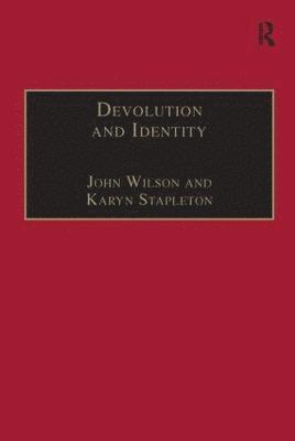 John Wilson, Karyn Stapleton - Devolution and Identity, Häftad