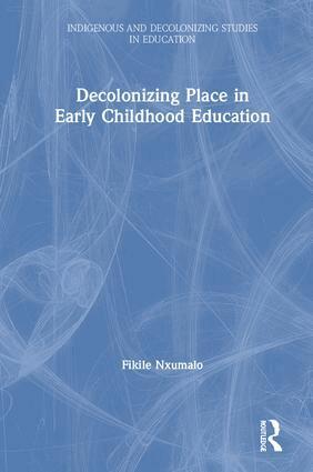 Fikile Nxumalo - Decolonizing Place in Early Childhood Education, Inbunden