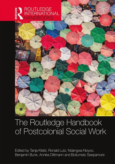 Tanja Kleibl, Ronald Lutz, Ndangwa Noyoo, Benjamin Bunk, Annika Dittmann, Boitumelo Seepamore - Routledge Handbook of Postcolonial Social Work, Inbunden