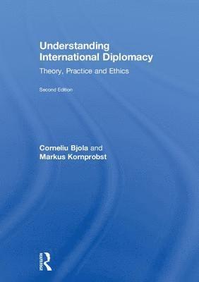 Corneliu Bjola, Markus Kornprobst, UK) Bjola, Corneliu (University of Oxford, Austria) Kornprobst, Markus (Diplomatic Academy of Vienna - Understanding International Diplomacy, Inbunden
