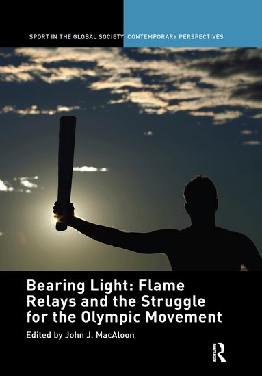 John J. Macaloon - Bearing Light: Flame Relays and the Struggle for the Olympic Movement, Häftad