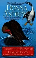 Donna Andrews - Crouching Buzzard, Leaping Loon, Häftad
