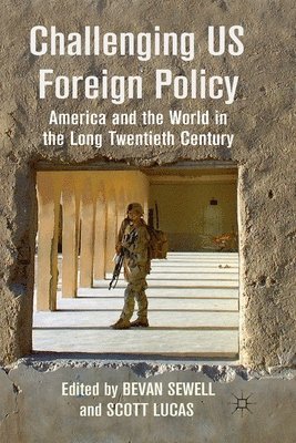 B. Sewell, S. Lucas - Challenging US Foreign Policy, Häftad
