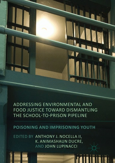 Anthony J. Nocella II, K. Animashaun Ducre, John Lupinacci - Addressing Environmental and Food Justice toward Dismantling the School-to-Prison Pipeline, Häftad