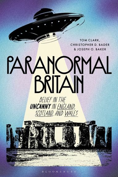 Tom Clark, Christopher D. Bader, Joseph O. Baker - Paranormal Britain, Inbunden